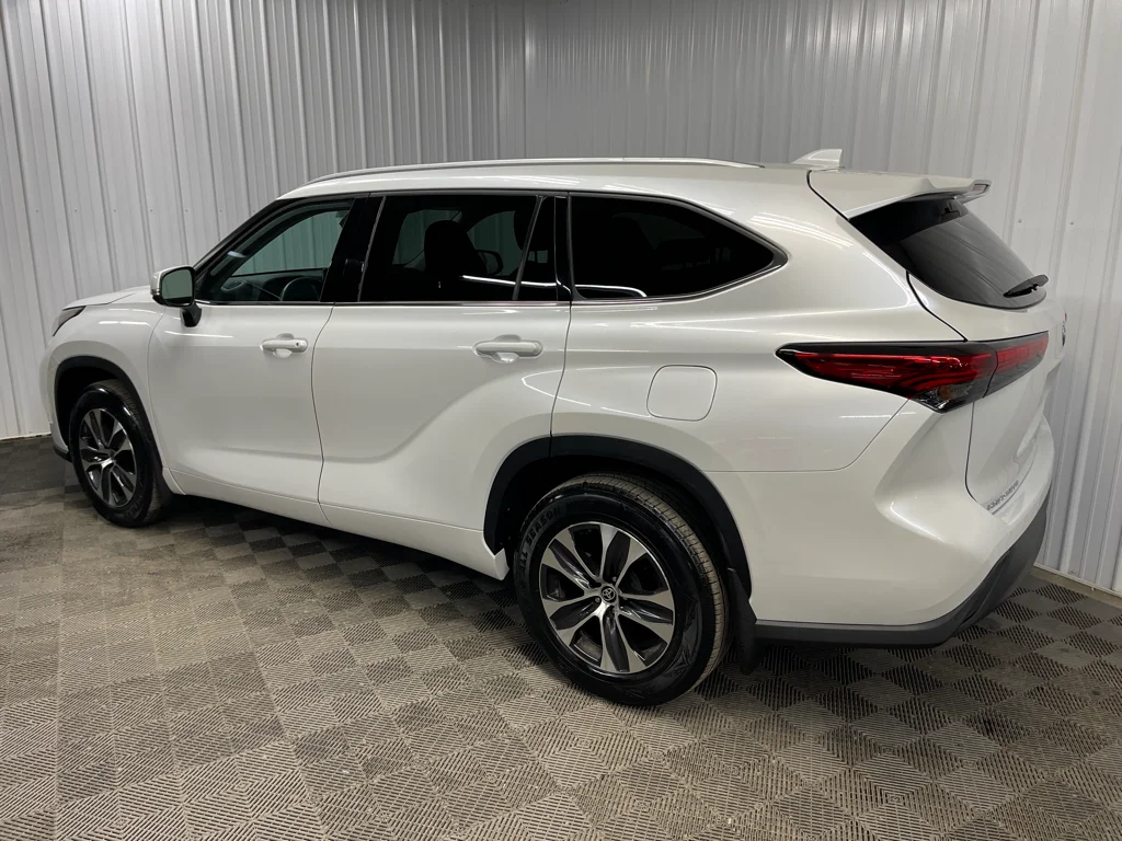 Used 2022 Beige Toyota XLE image 4