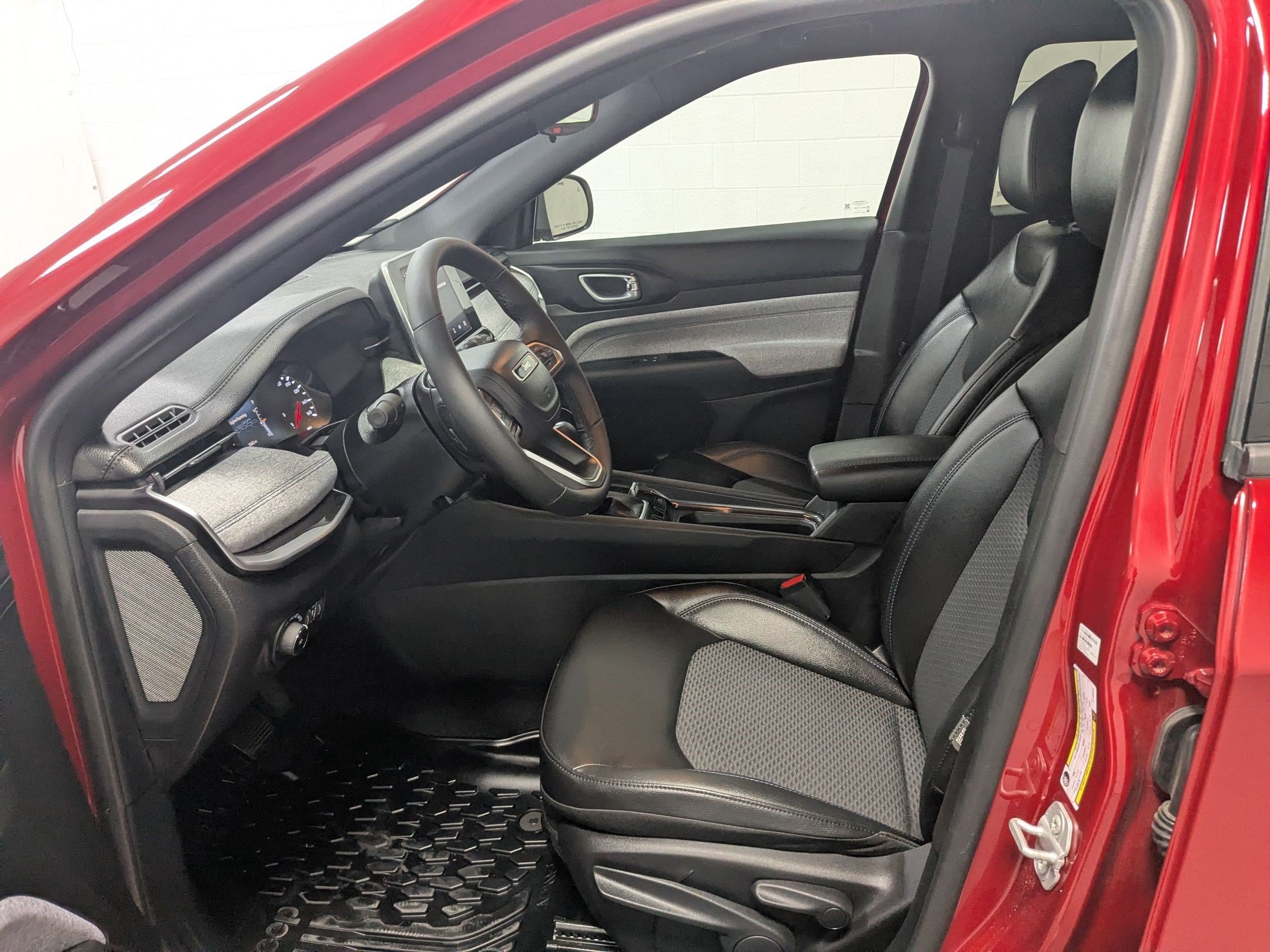 New 2026 Red Hot Pearl-Coat Exterior Paint Jeep Latitude image 14