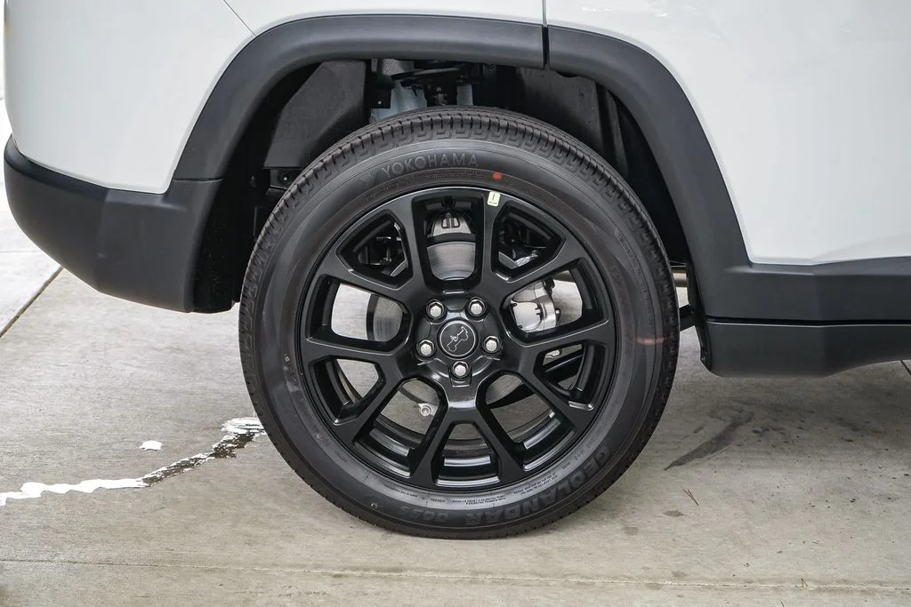 New 2026 Bright White Clear-Coat Exterior Paint Jeep Latitude image 12