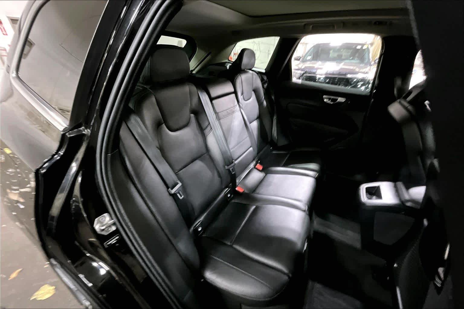 Used 2021 Onyx Black Metallic Volvo Momentum image 20