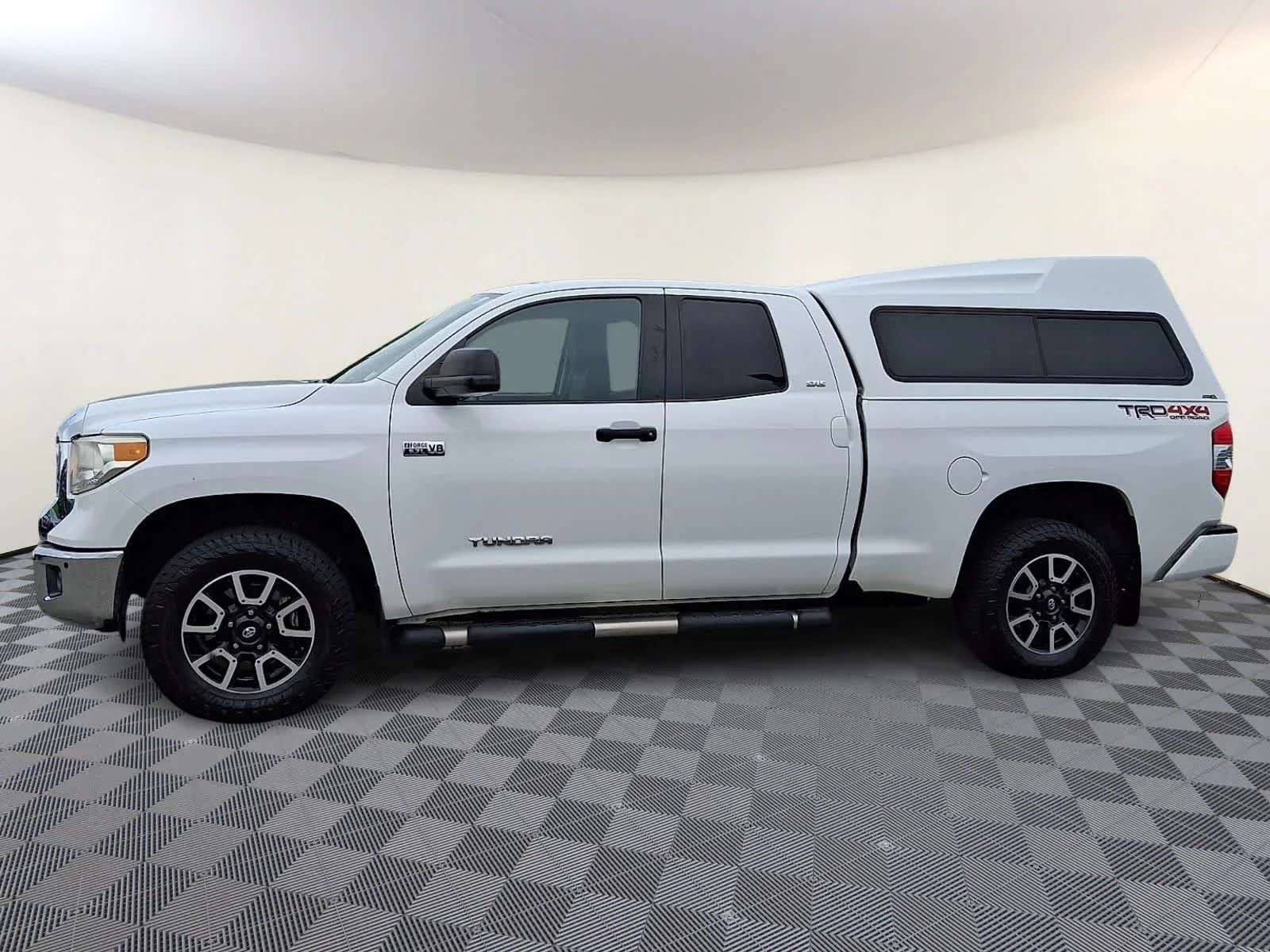 Used 2017 Super White Toyota SR5 image 9
