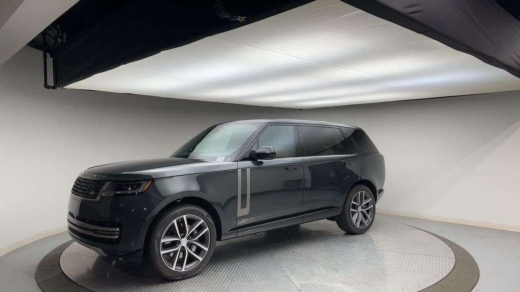 Used 2024  Land Rover SE image 4