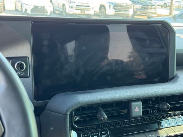 Used 2024  Toyota Base image 33