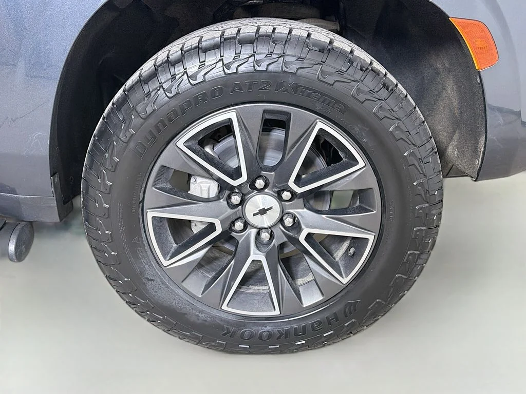 Used 2021 Gray Chevrolet Z71 image 31