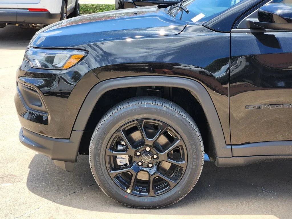 New 2026 Diamond Black Crystal Pearlcoat Jeep Latitude image 6