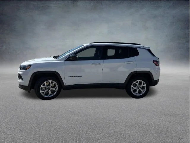 Used 2025 White Jeep Latitude image 8