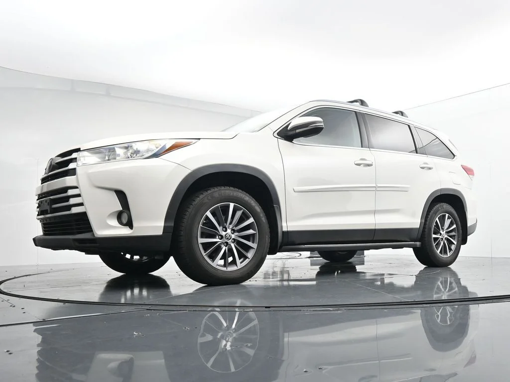 Used 2019 White Toyota XLE image 32