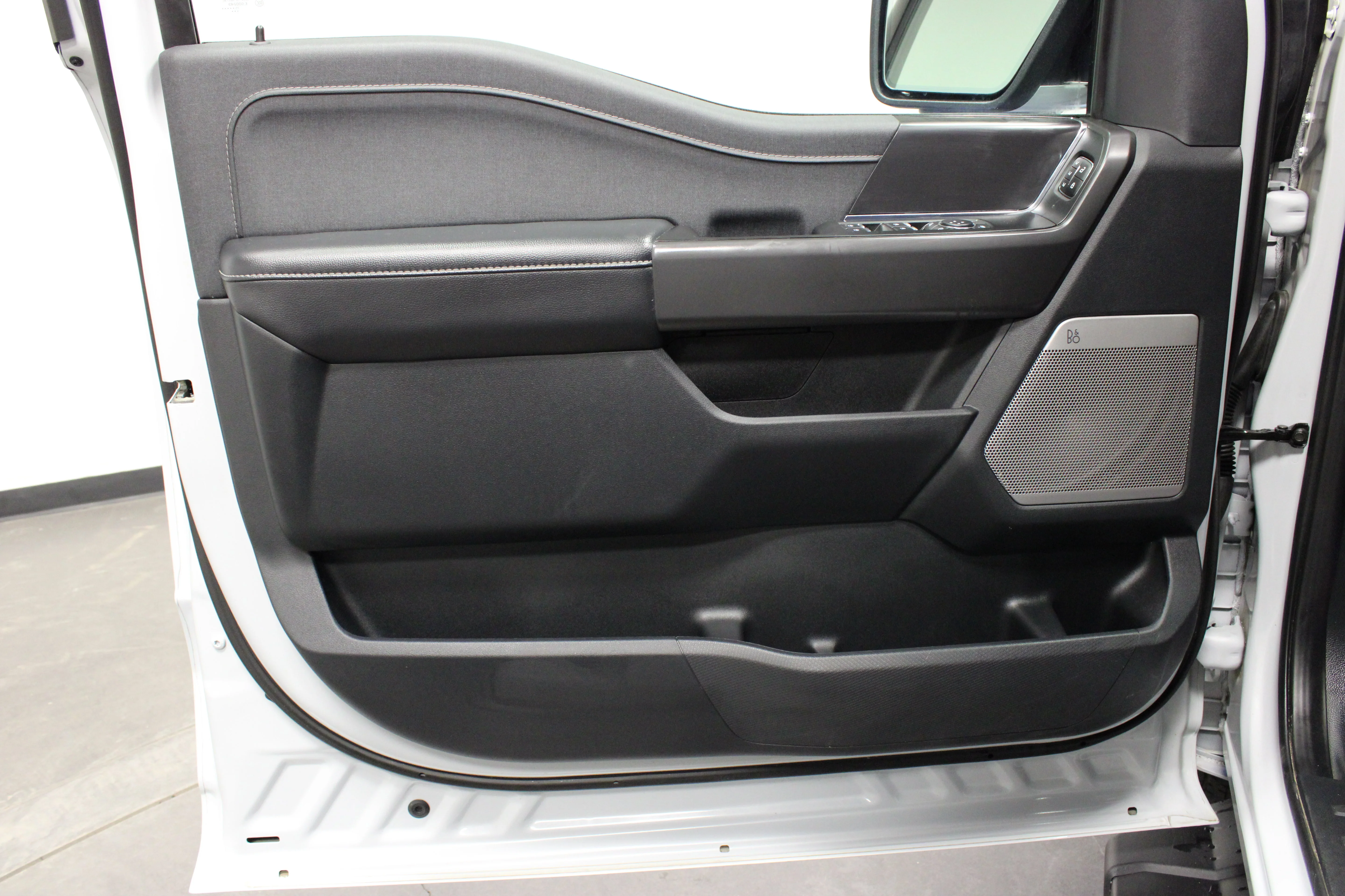 Used 2025 Space White Metallic Ford LARIAT image 21