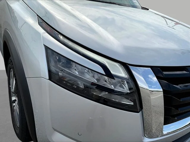 Used 2025 Silver Nissan SL image 33