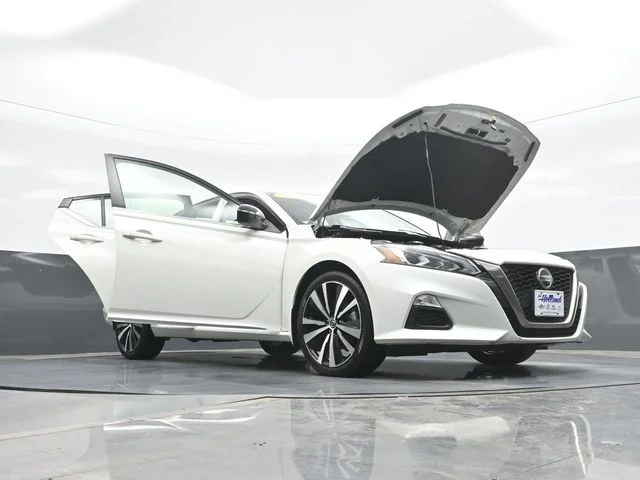 Used 2022 White Nissan 2.5 SR image 32