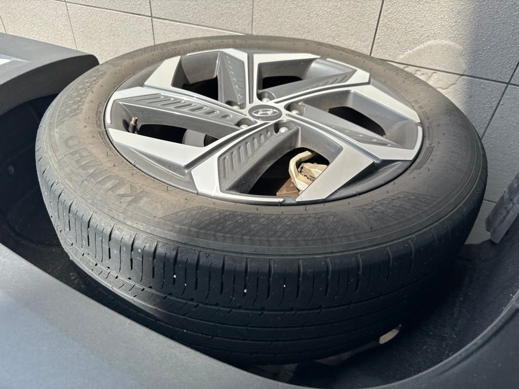 Used 2023 White Hyundai SEL image 7