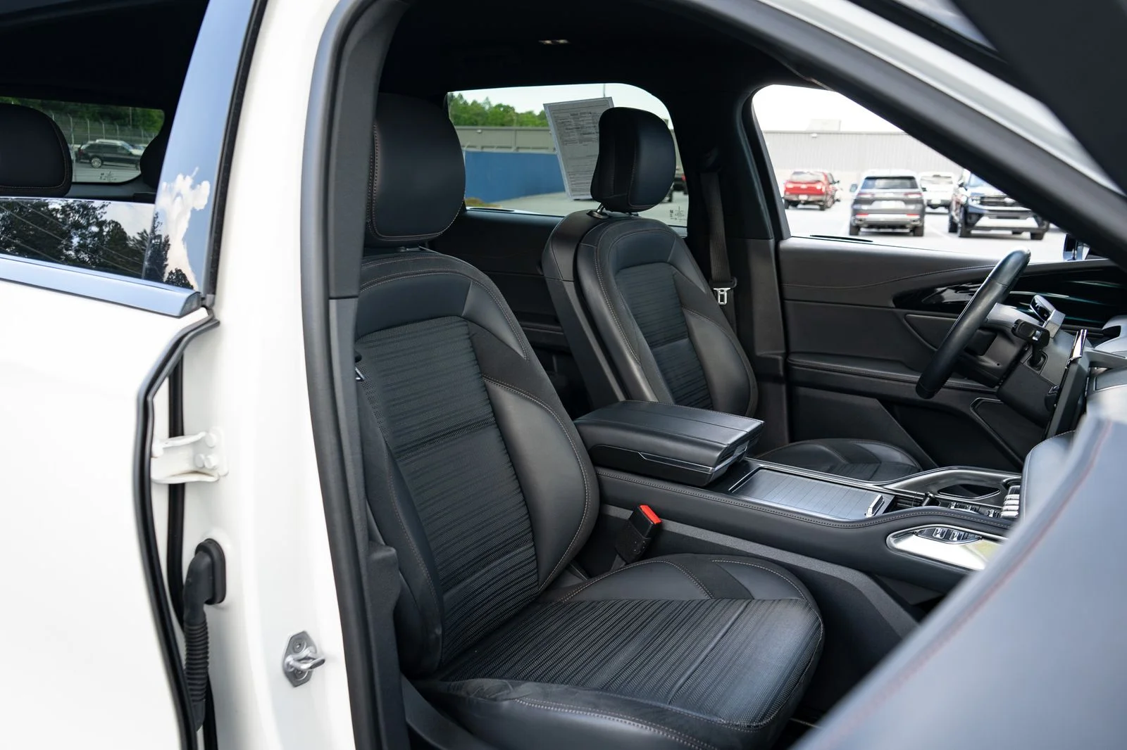 Used 2024 White Lincoln Reserve image 22