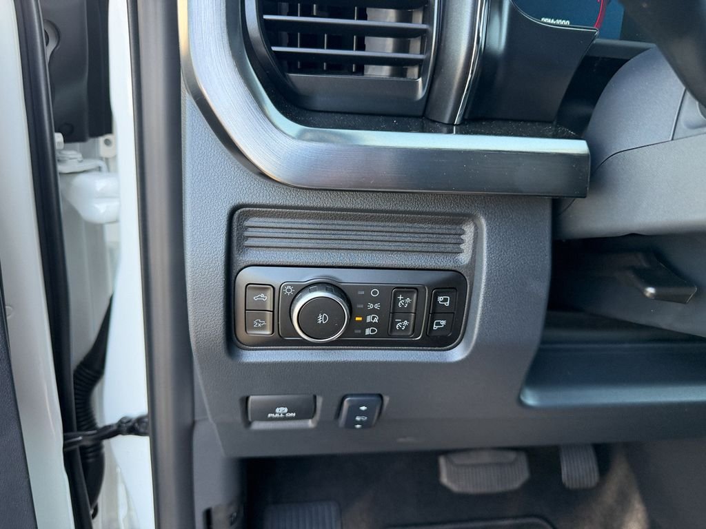 New 2026 Star White Metallic Tri-Coat Ford F-250® Lariat® image 23