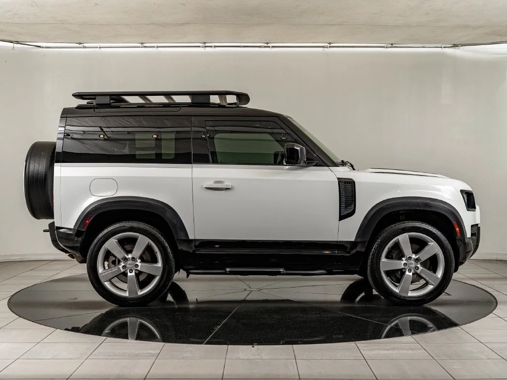 Used 2023 White Land Rover X-Dynamic SE image 4