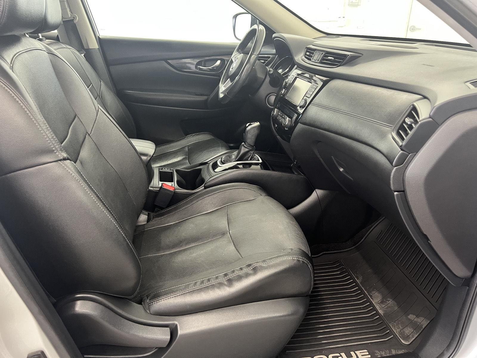 Used 2017 Brilliant Silver Nissan SL image 25