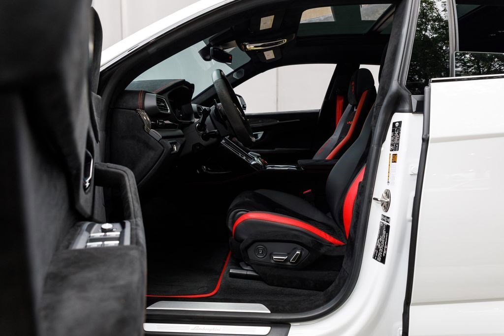 Used 2024 White Lamborghini Performante image 25