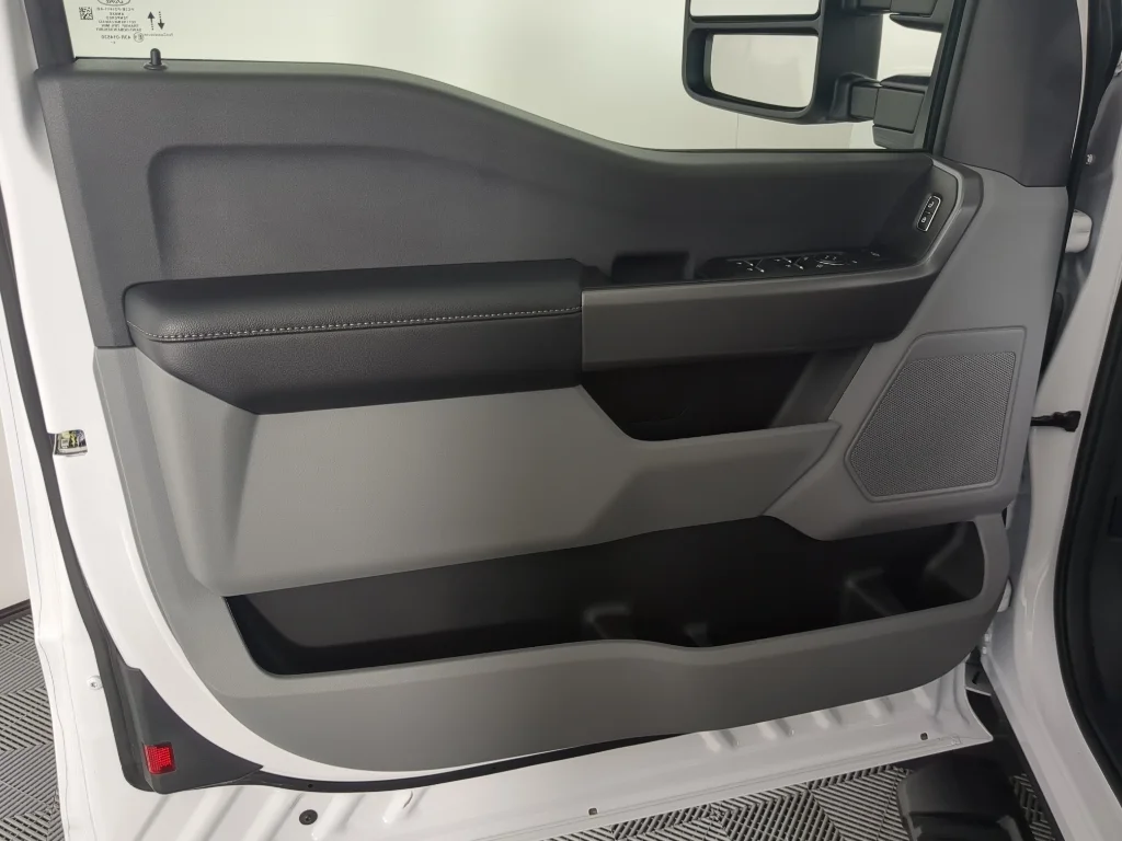 2025 Ford F-350 Super Duty Chassis Cab XLT - Photo 12