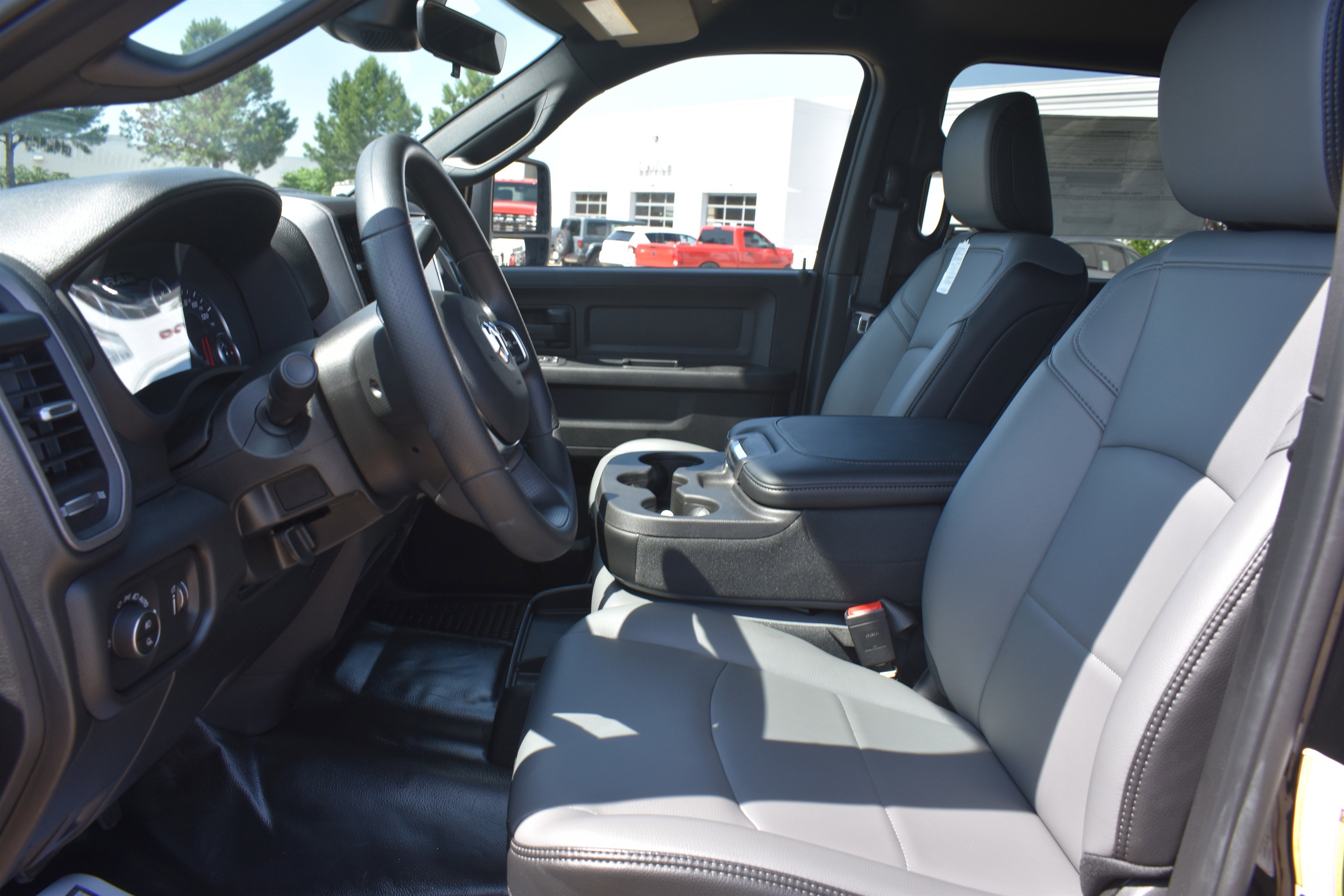 New 2026 Diamond Black Crystal Pearl-Coat Exterior Paint RAM Tradesman image 15