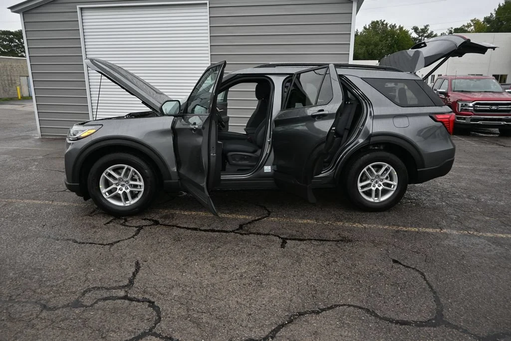 New 2027 Carbonized Gray Metallic Ford Active image 18