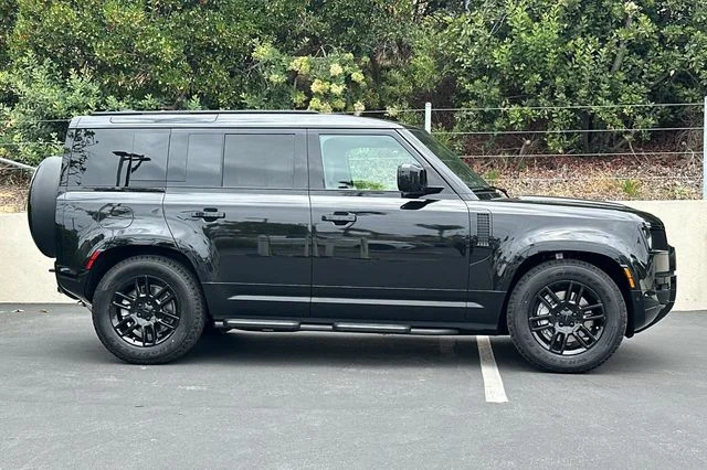New 2026 Santorini Black Land Rover X-Dynamic SE image 6