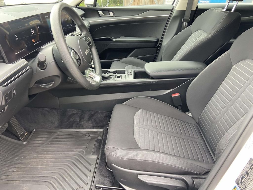 Used 2025 White Kia LXS image 15