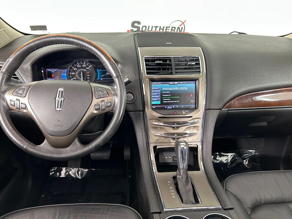 Used 2014 Silver Lincoln Base image 18