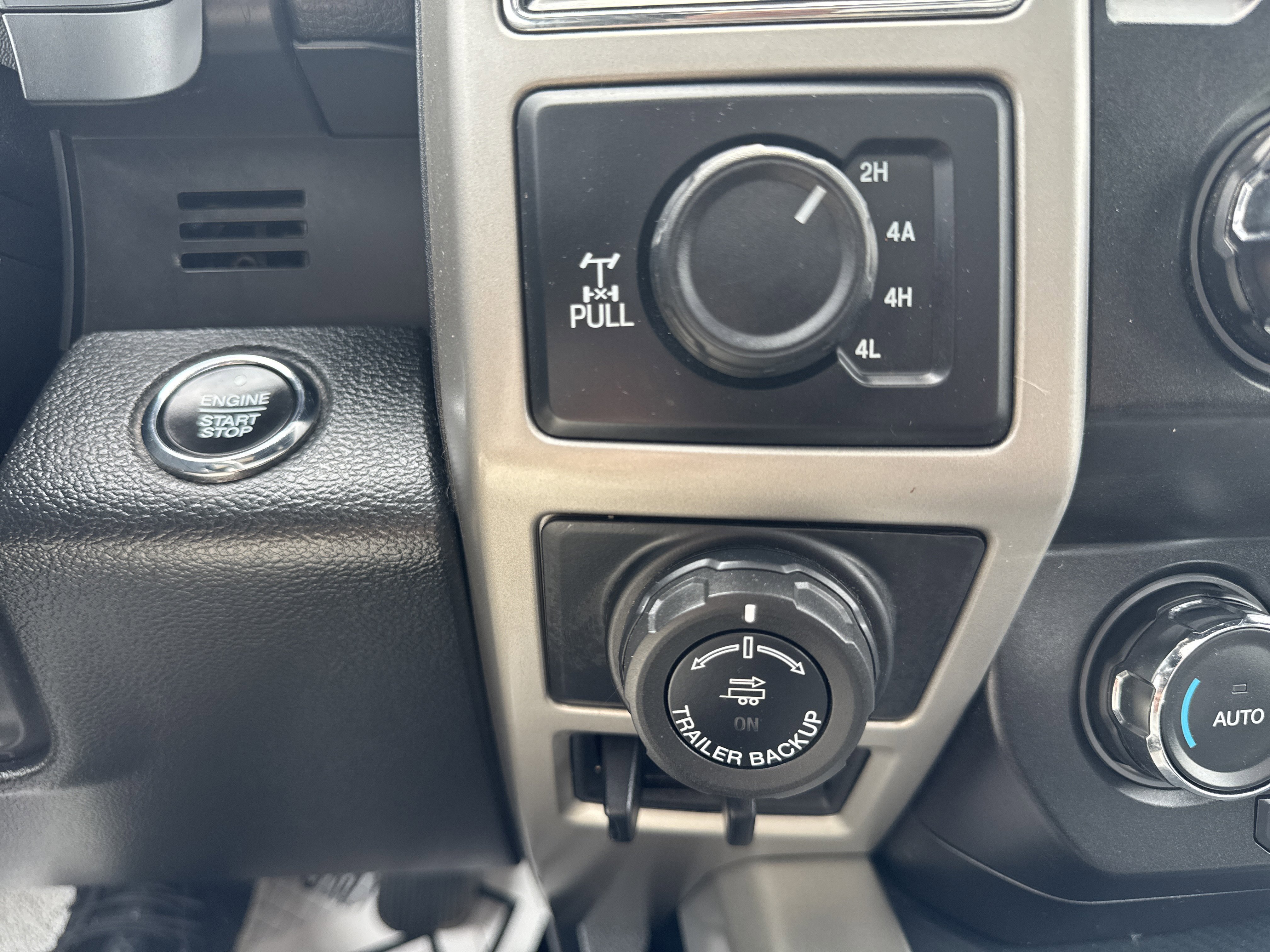 Used 2020 Agate Black Metallic Ford LARIAT image 19