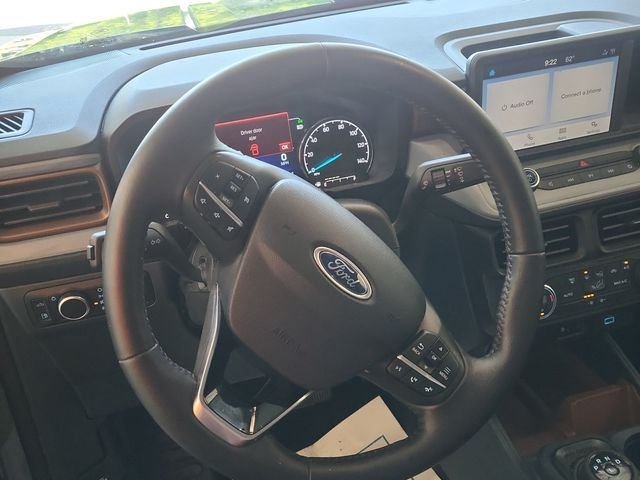 Used 2022  Ford Lariat image 9