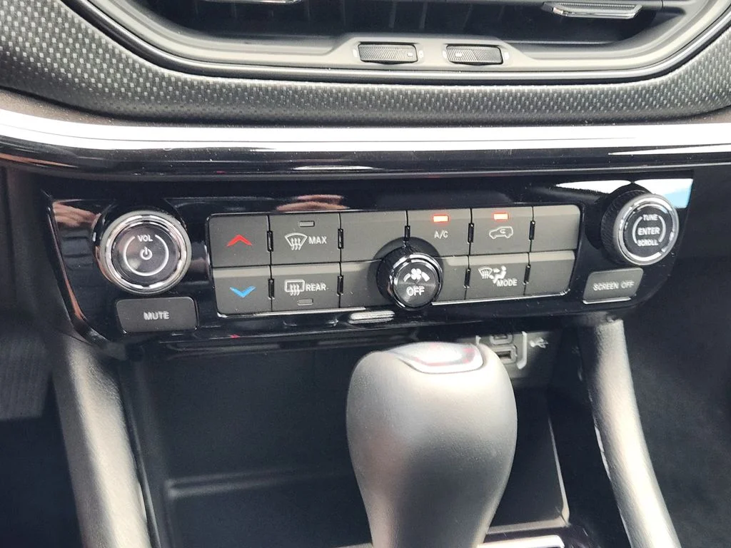 New 2026 Diamond Black Crystal Pearlcoat Jeep Latitude image 14