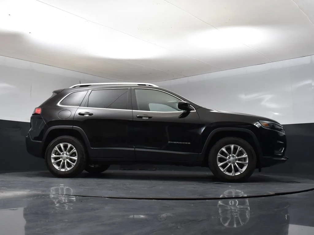 Used 2019 Black Jeep Latitude image 29