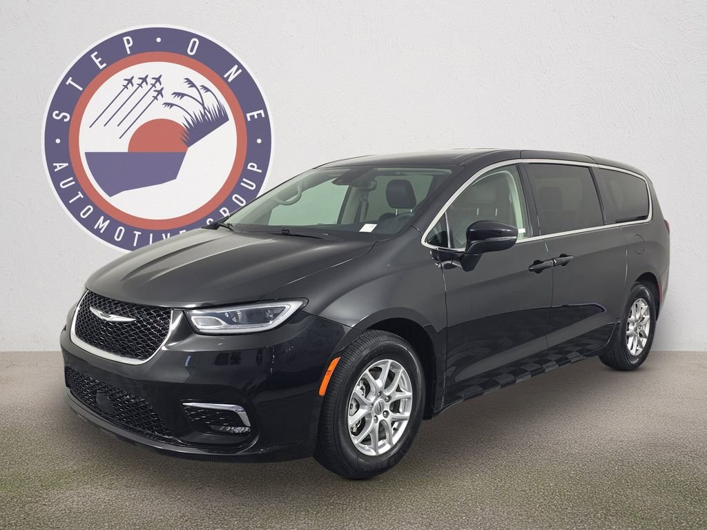 2023 Chrysler Pacifica Touring L's photo