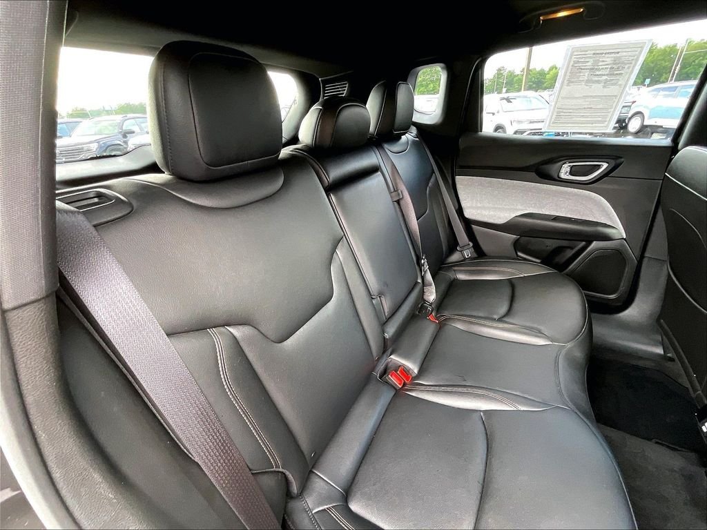 Used 2024 Gray Jeep Latitude Lux image 15