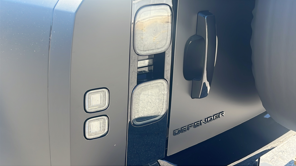 New 2026 Santorini Black LAND ROVER X-Dynamic SE image 12