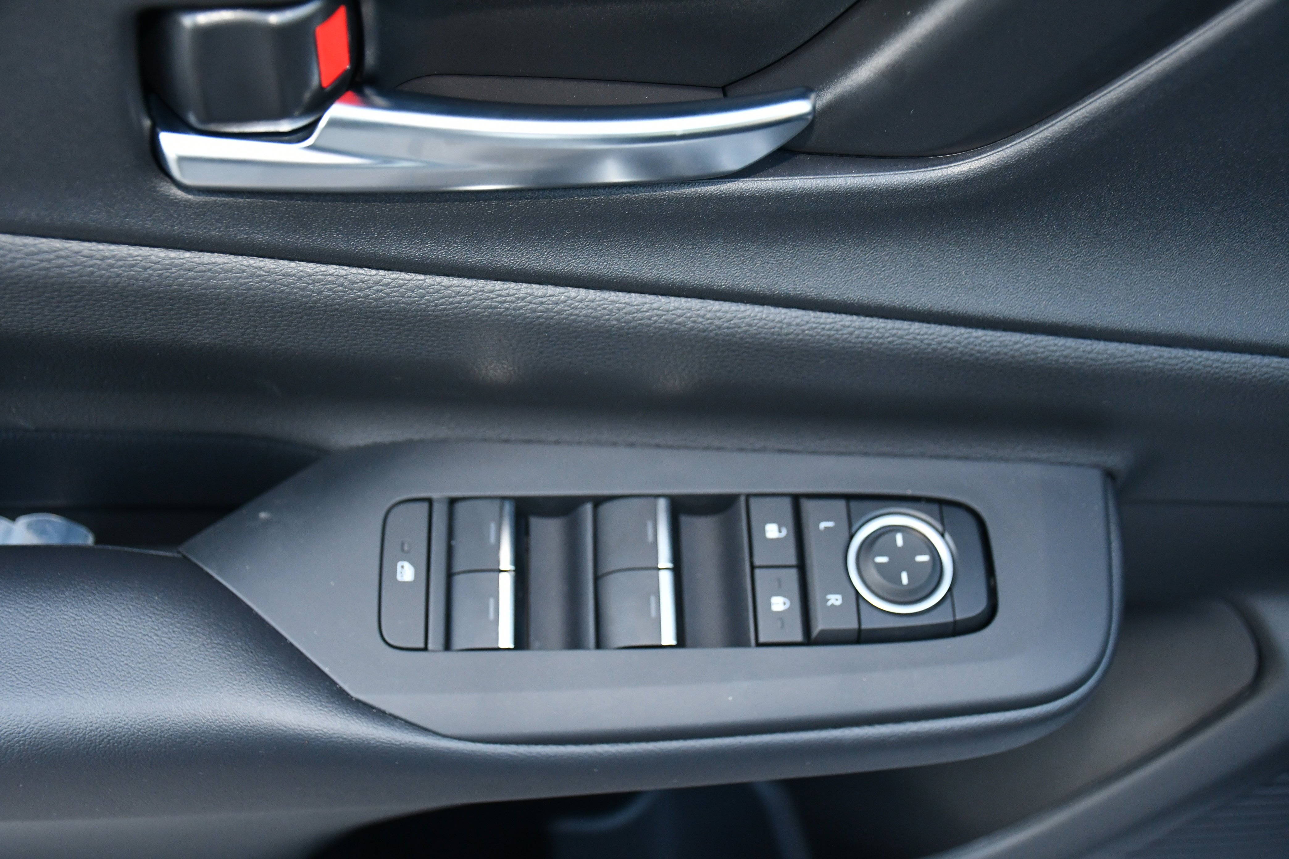 2026 Toyota Prius Plug-in Hybrid XSE - Photo 7