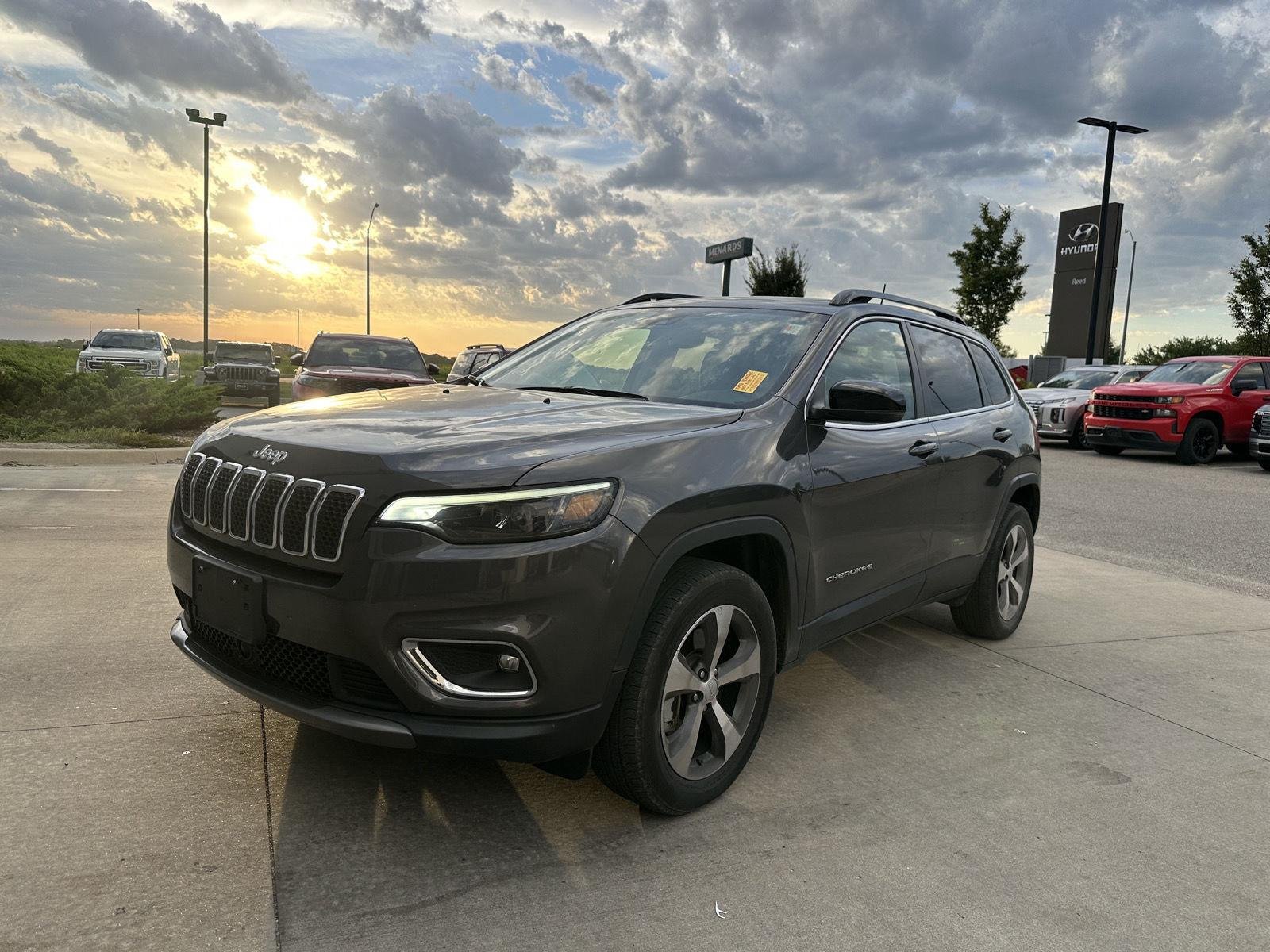 Used 2022 Jeep Cherokee Limited with VIN 1C4PJMDX1ND521982 for sale in Kansas City