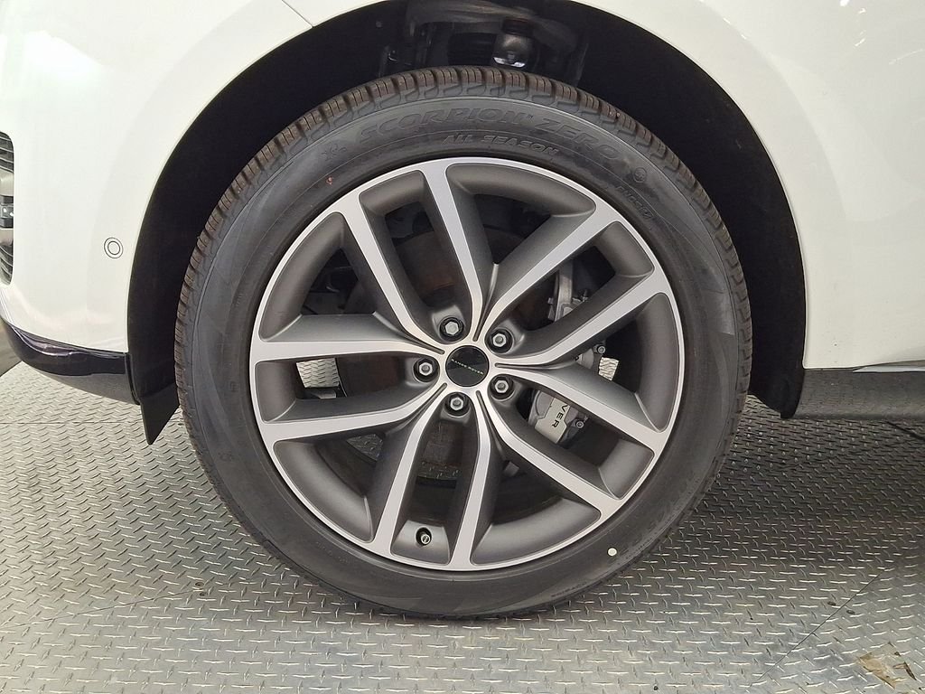 New 2026 Fuji White Land Rover SE image 5