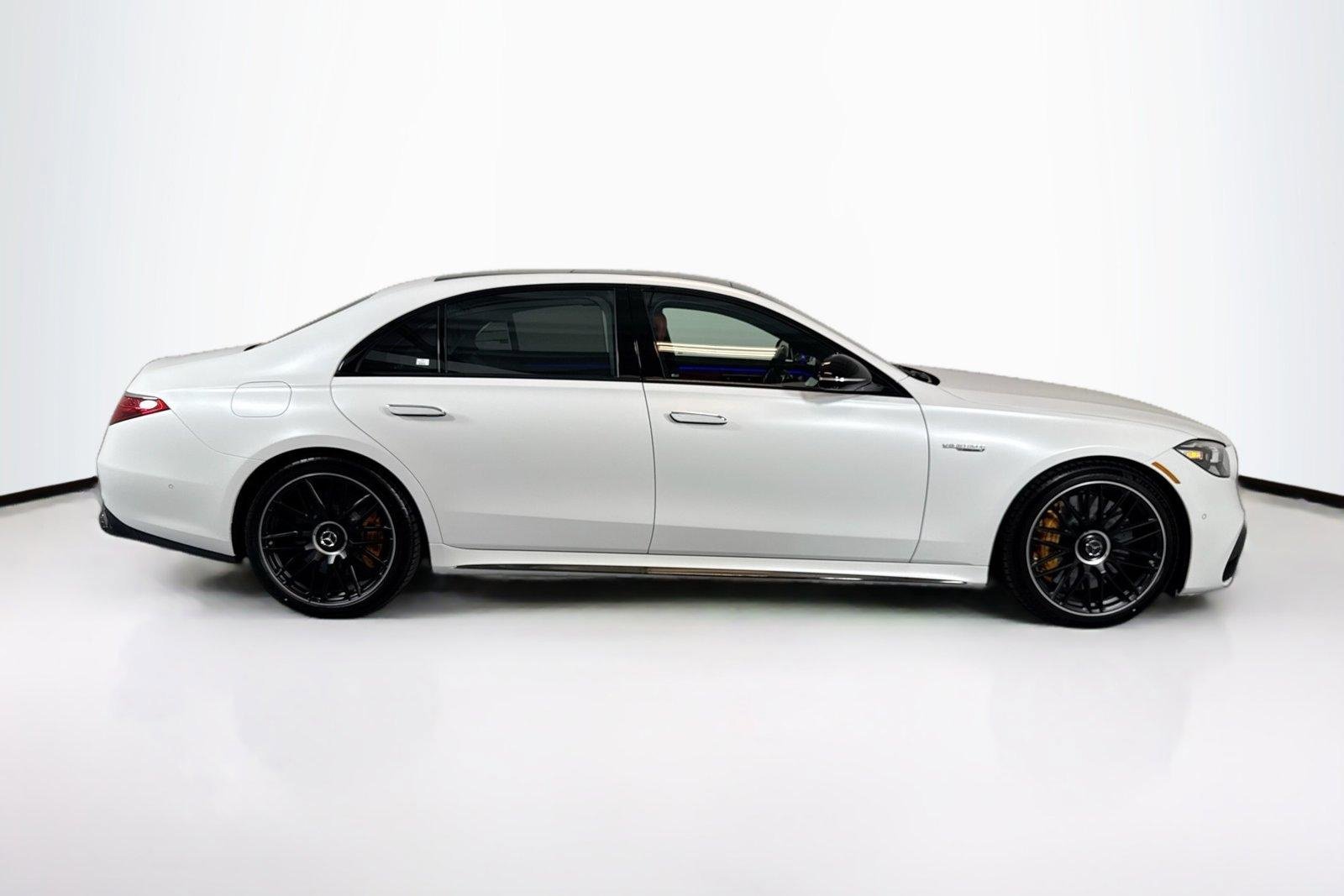 New 2026 Manufaktur Moonlight White Magno Mercedes-Benz AMG® S 63 E image 4