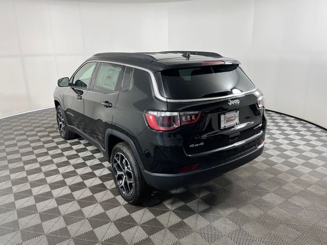 New 2026 Diamond Black Crystal Pearl-Coat Exterior Paint Jeep Limited image 6