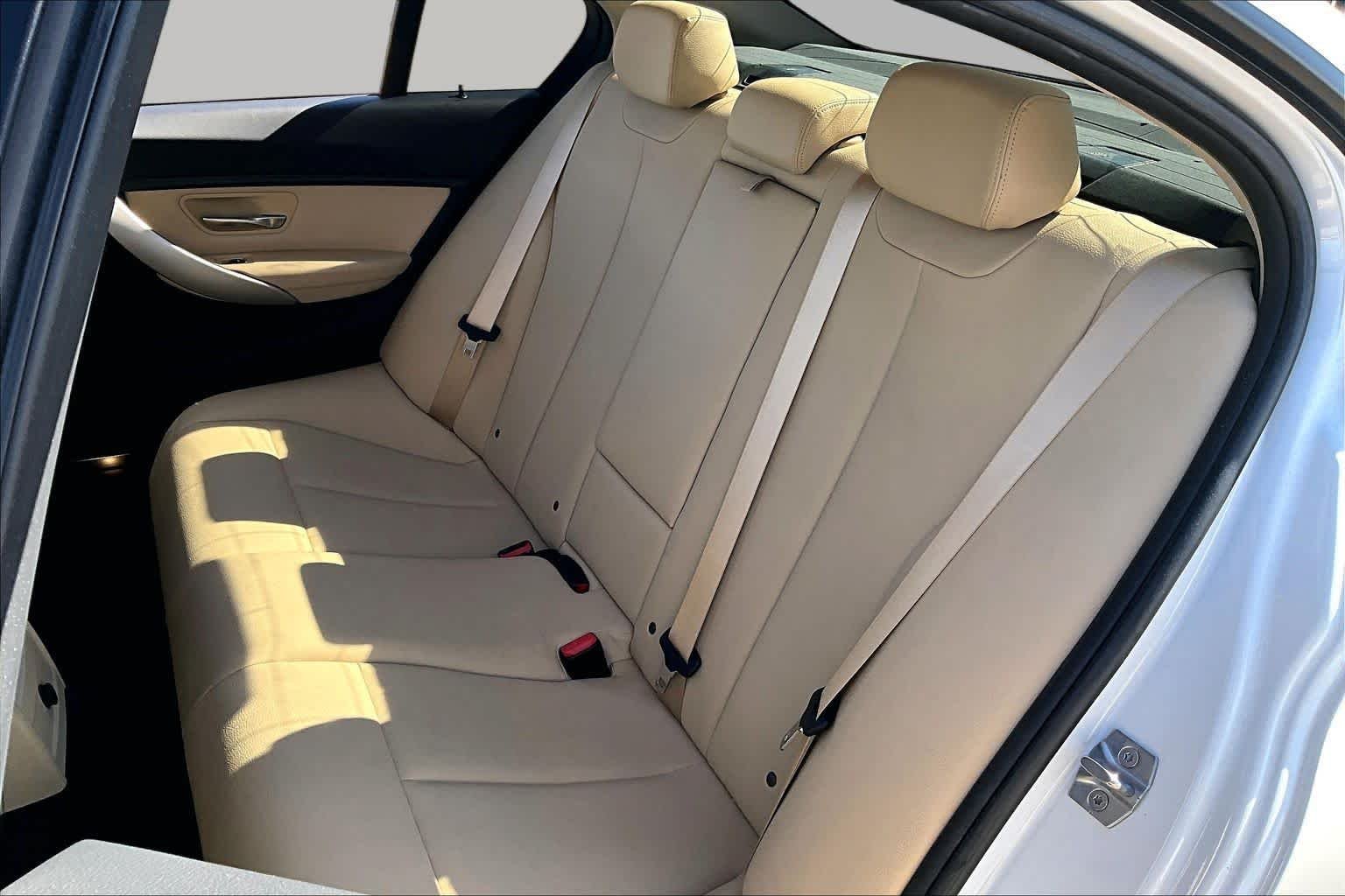 Used 2018 Mineral White Metallic BMW 320i xDrive image 17