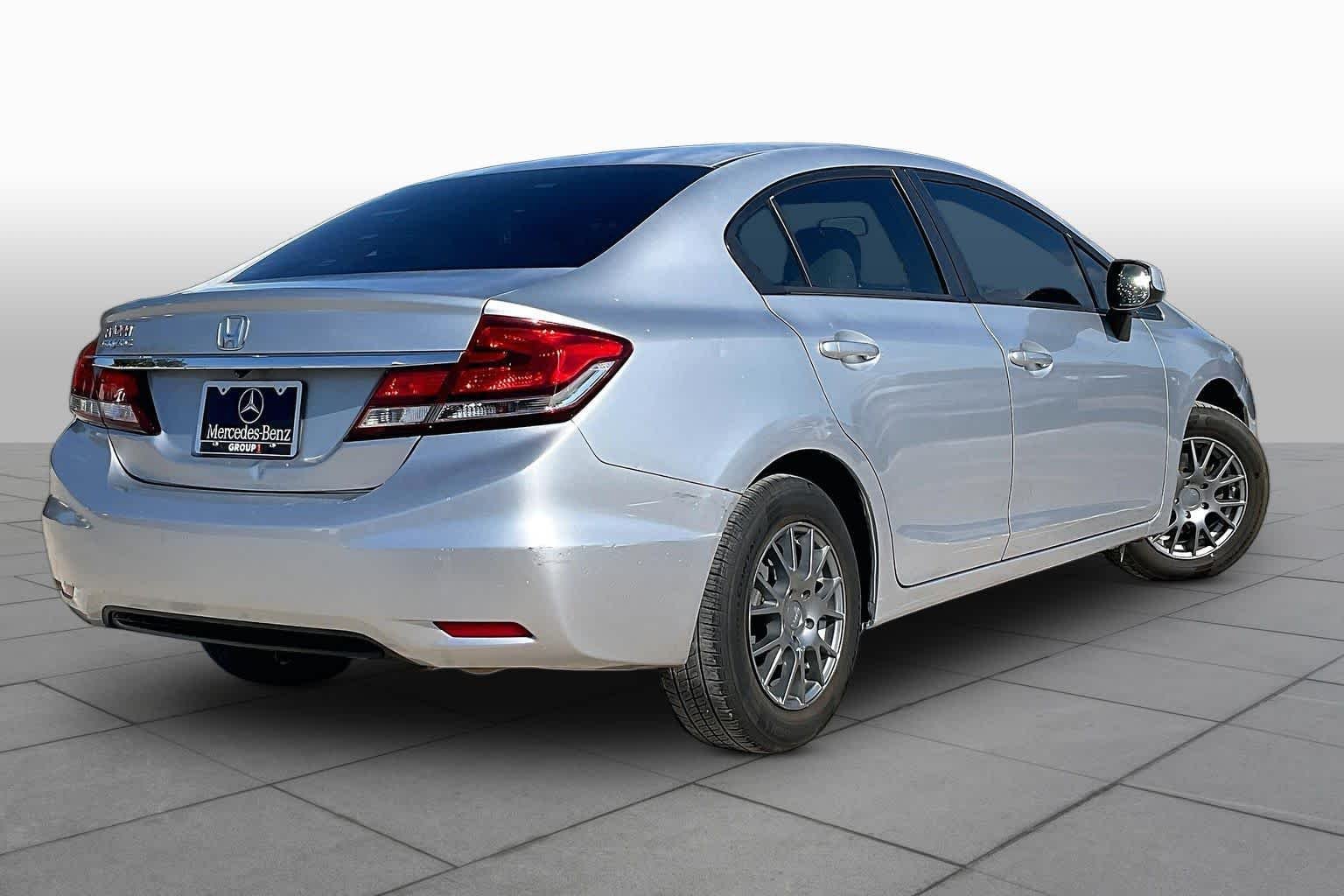 Used 2013 Alabaster Silver Metallic Honda LX image 11