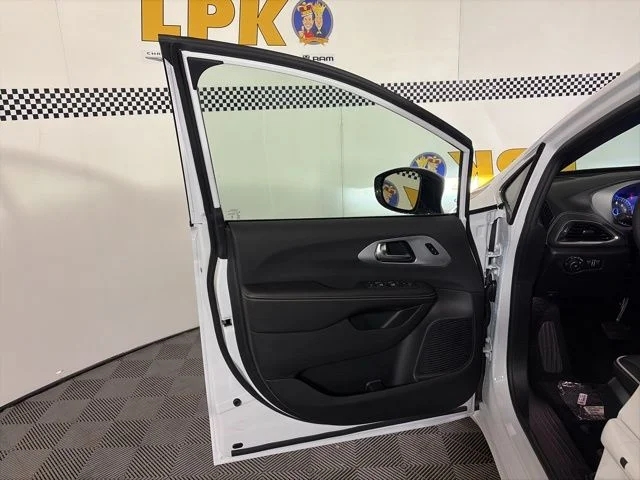 New 2026 Bright White Clear-Coat Exterior Paint Chrysler Limited image 19