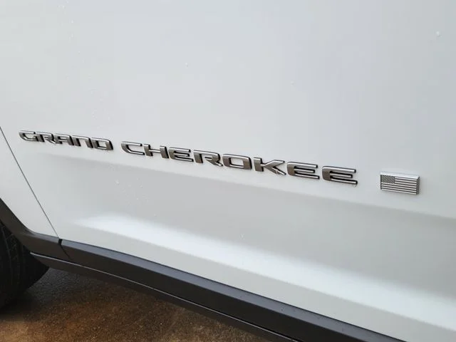 New 2026 Bright White Clear-Coat Exterior Paint Jeep Laredo X image 9