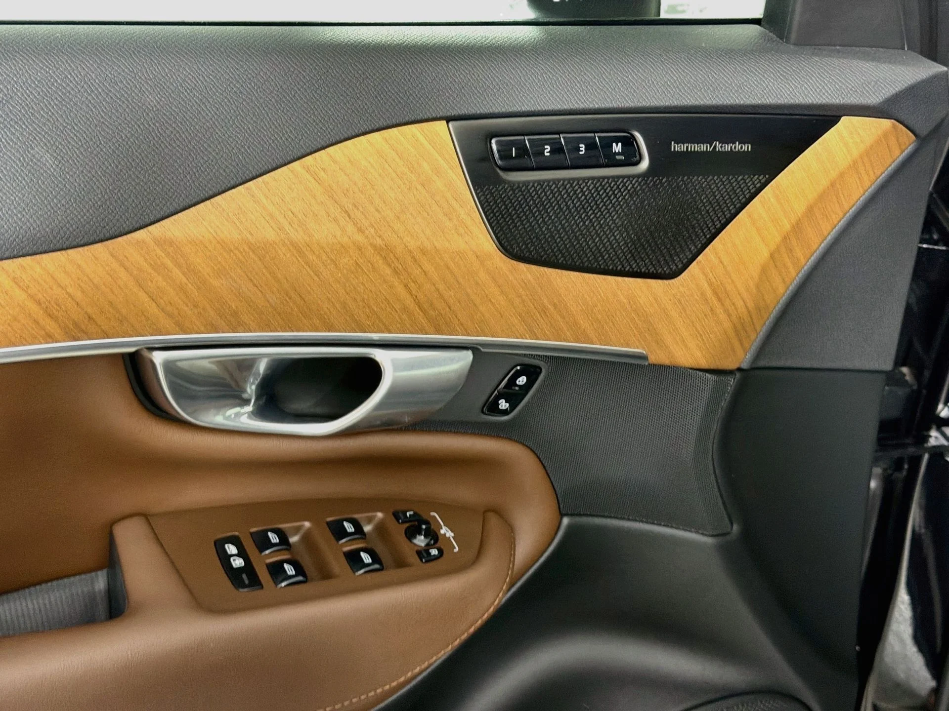 Certified Used 2023 Onyx Black Volvo Plus image 19