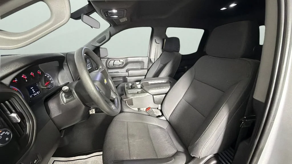 Used 2022 Silver Ice Metallic Chevrolet Custom image 17