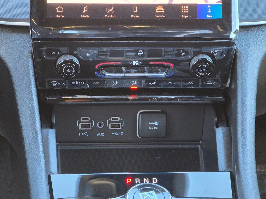 New 2027 White/off-white Jeep Laredo X image 32