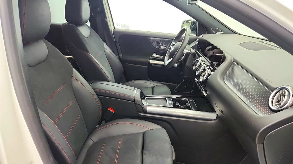 Used 2025 Polar White Mercedes-Benz GLA 250 4MATIC SUV w/ AMG® Night Pkg & Burmester Audio image 23