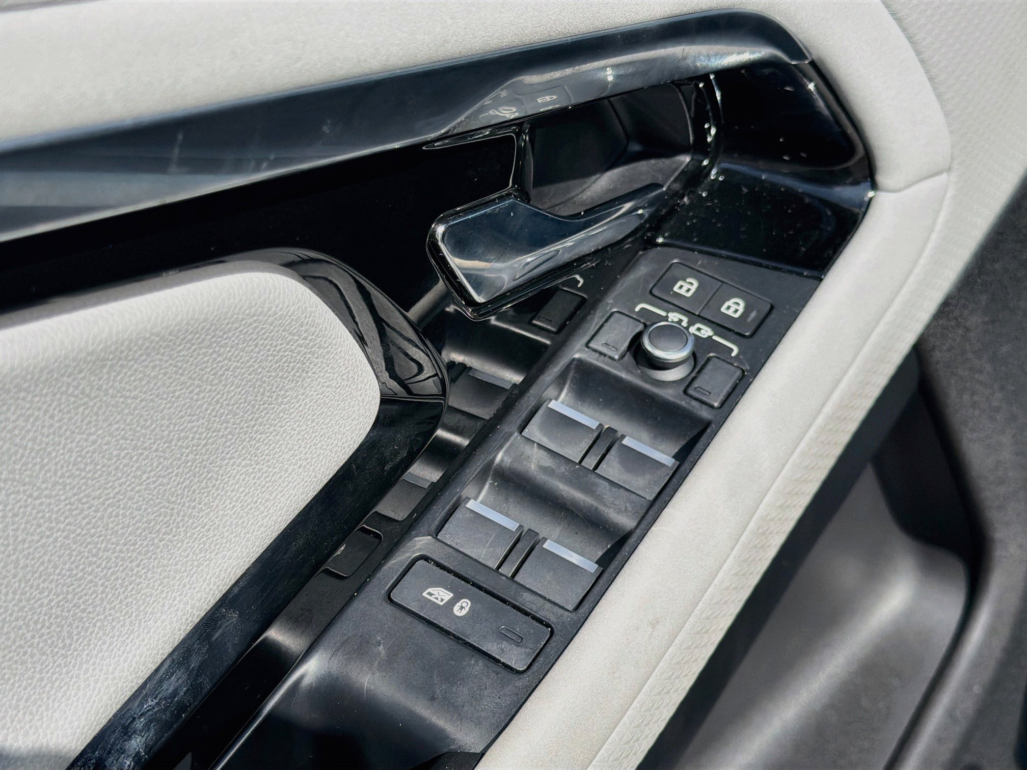 Used 2021 Fuji White Land Rover R-Dynamic S image 21