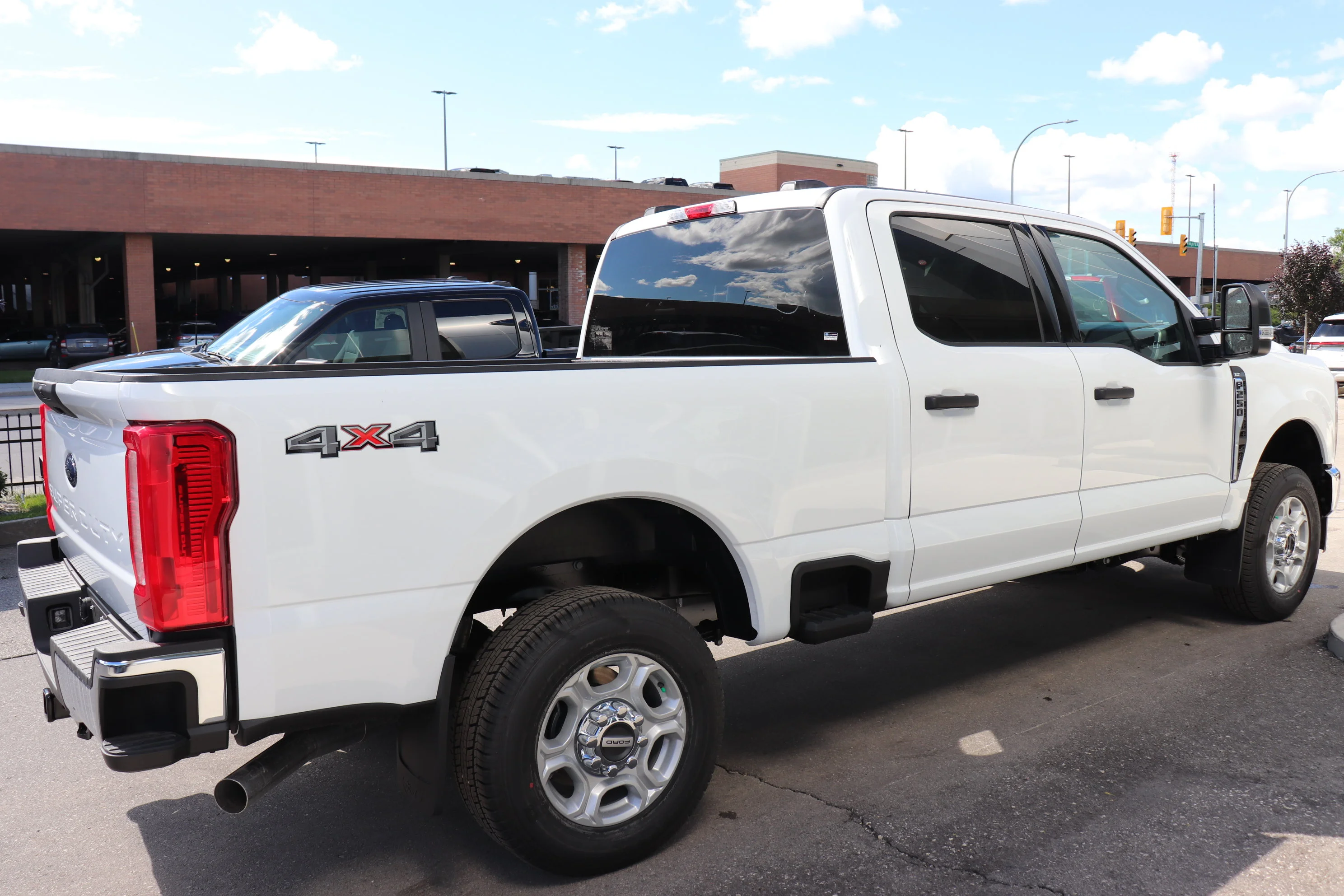 New 2026 OXFORD WHITE Ford XLT image 4