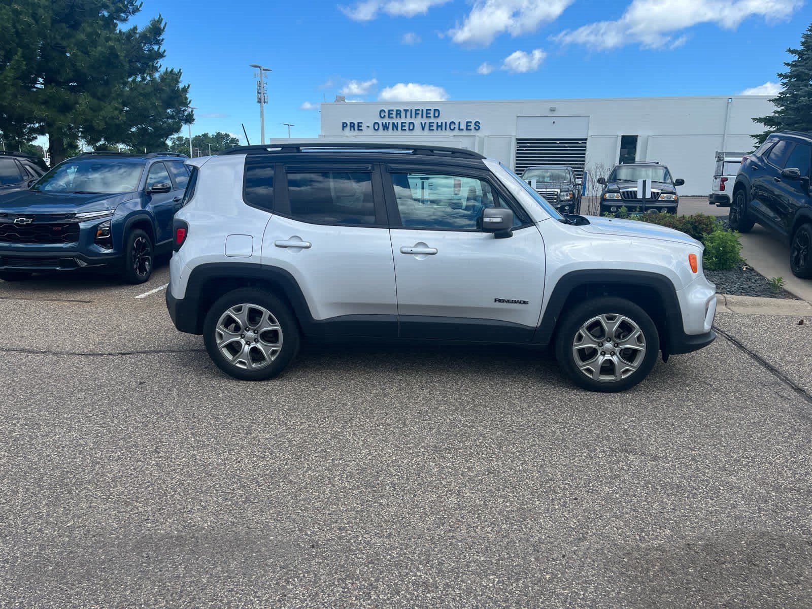 Used 2019 Glacier Metallic Jeep Limited image 2