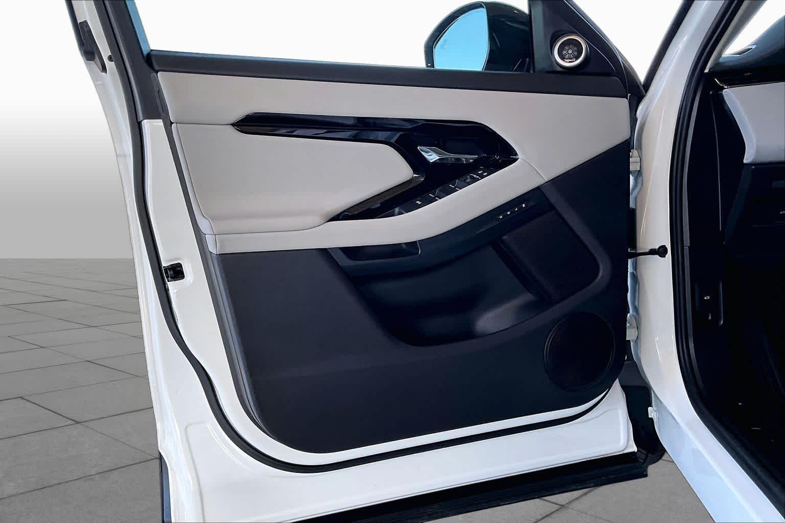 Used 2024 Fuji White Land Rover Core S image 22